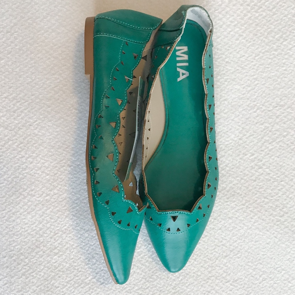 MIA | *NWT* Size 7 Teal Alina Laser Cut Flats